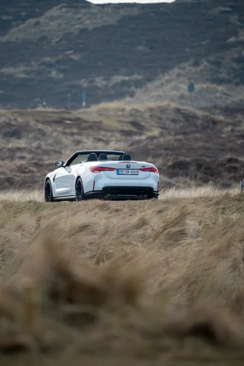BMW M4 Competition Cabrio in der Sylter Heide — Heckansicht zwischen Strandhafer und Dünen