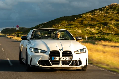 BMW M4 Competition Cabrio auf einer Dünenstraße auf Sylt