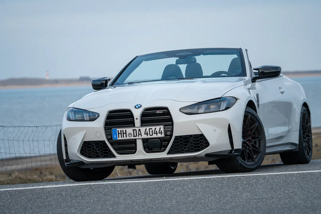 BMW M4 Competition Cabrio Frontansicht am Hafen List auf Sylt mit Lister Leuchtturm im Hintergrund