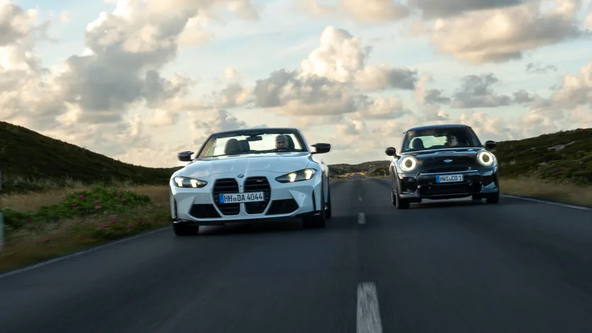BMW M4 Competition Cabrio und MINI Cooper S fahren gemeinsam über eine Dünenstraße auf Sylt