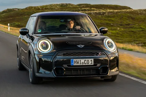 MINI Cooper S in British Racing Green auf einer Sylter Dünenstraße